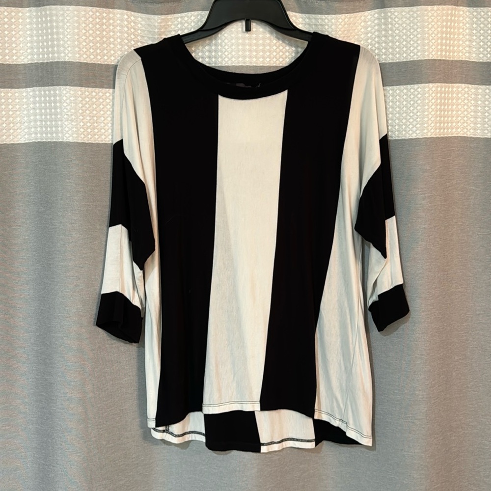 The Limited Women’s Black and White 3/4 Sleeve Top
